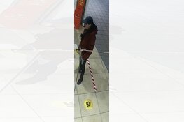 Gezocht: Man winkelt voor duizenden euro&#39;s op andermans kosten