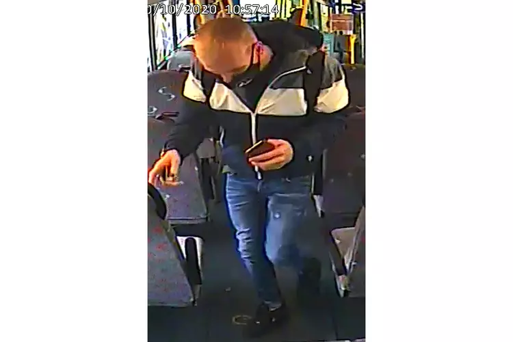 Man laat laptop per ongeluk in bus, wie heeft deze meegenomen?