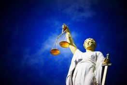 Elf 'avondklokrelverdachten' voor de rechter in Oost-Nederland