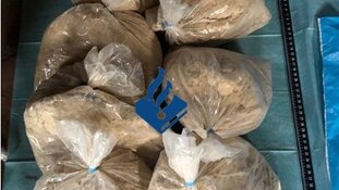 Grote wapen- en drugsvondst in loods in Enschede