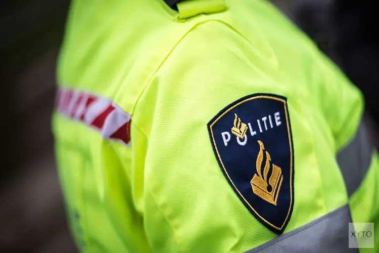 Beveiliger van het ziekenhuis in zijn been gestoken