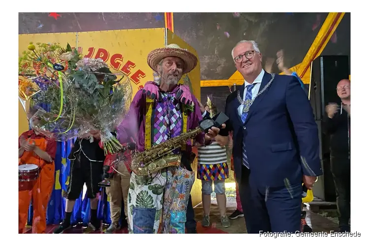 Hans Rutjes van Circus Tijdgeest ontvangt Enschede-penning