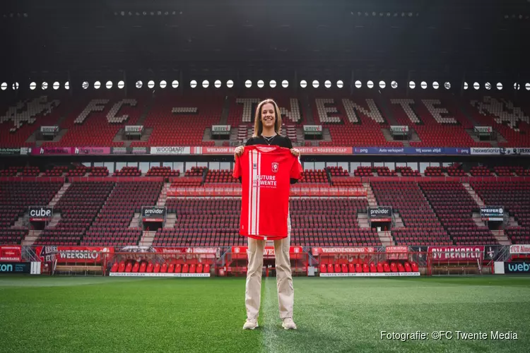 Eva Oude Elberink tekent eerste contract