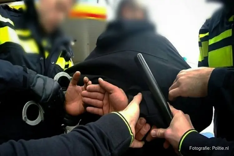 Politie houdt twee jongemannen aan in onderzoek naar steekincident Van Lochemstraat