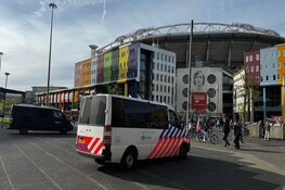 Vier agenten gewond bij ongeregeldheden Arena, Twente-aanhangers aangehouden
