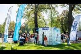 Ludieke douchekubus laat Koningsdagbezoekers nadenken over drinkwaterbesparing