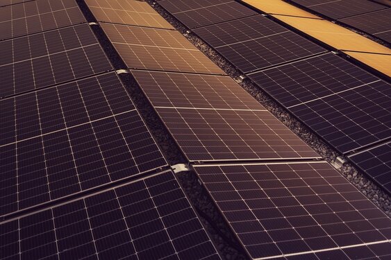 Zonnepanelen langs A35 stap dichterbij
