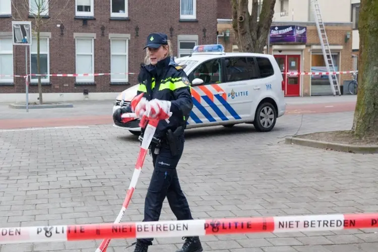 Bestuurder van auto vlucht na aanrijding met fietser